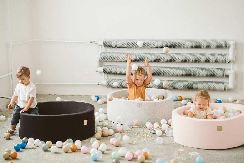 Zwarte ballenbak met 250 ballen - Glamour set Sfeerimpressie met kinderen in de ballenbakken