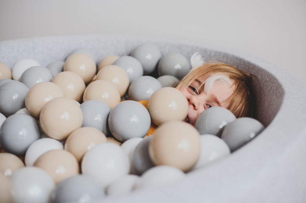 Grijze ballenbak met 250 ballen - Safari set sfeerimpressie met een kind