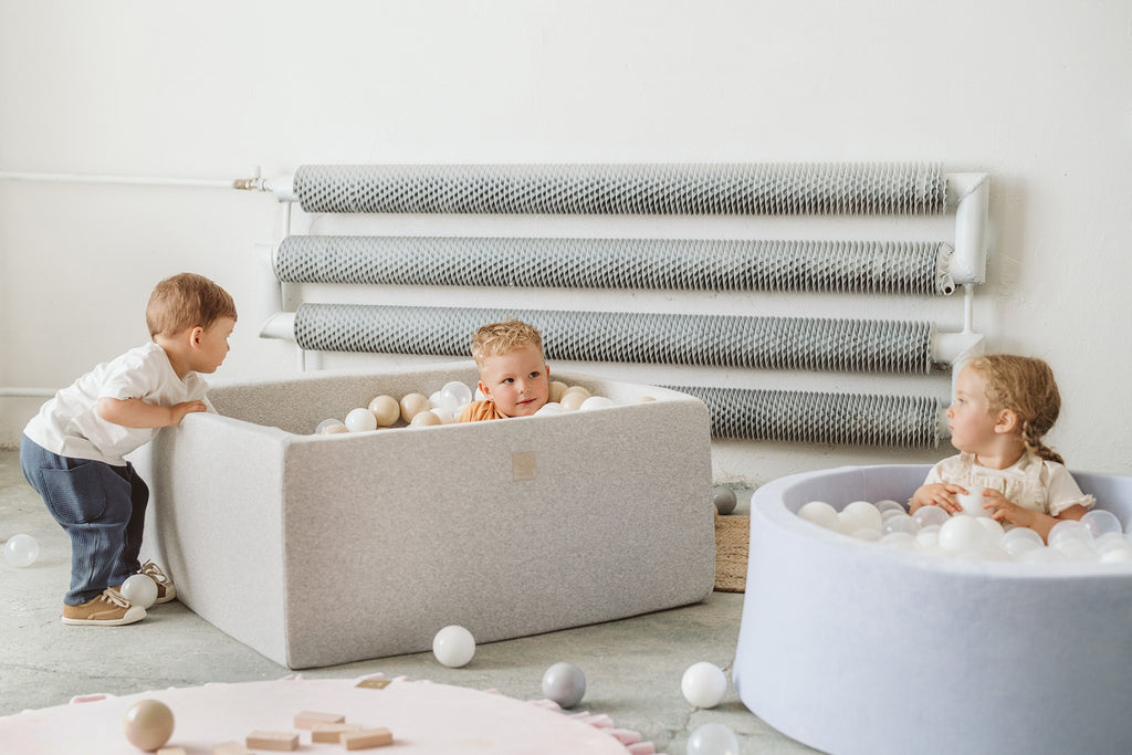 Grijze ballenbak met 300 ballen - Blue Laggon set sfeerimpressie binnen met kinderen